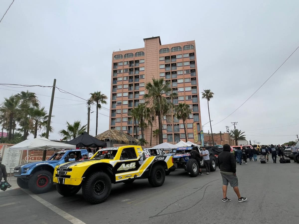 Más de 200 equipos de 10 países completaron la revisión mecánica y de seguridad previa al arranque de la Score Baja 500, que recorrerá 468 millas por distintos puntos de Baja California. Foto: Cortesía|AGP Deportes.