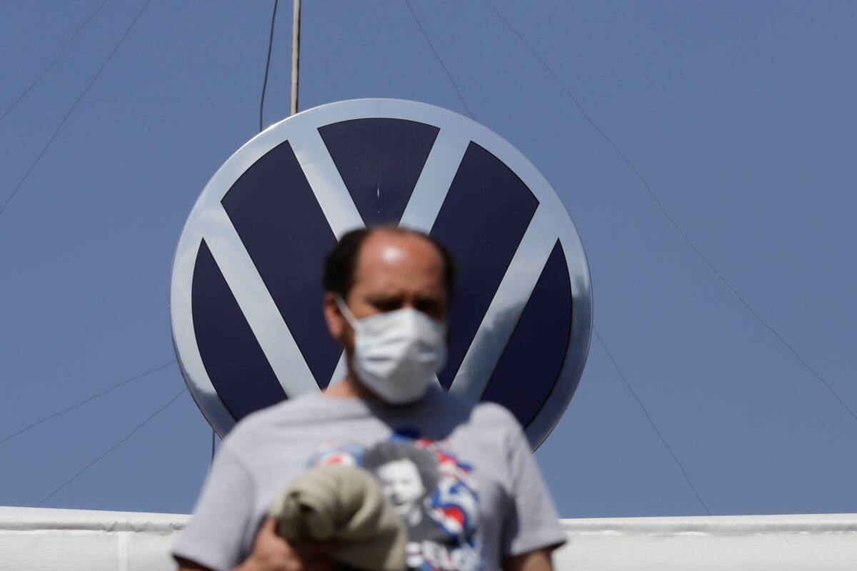 Imagen de archivo. Un empleado sale de la planta de Volkswagen (VW) | Crédito: REUTERS / Imelda Medina