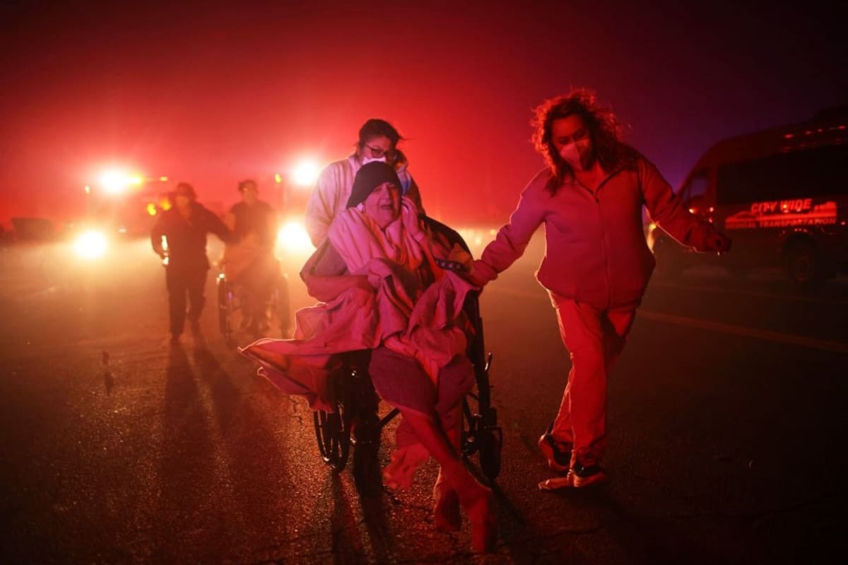 Los residentes de un centro para personas mayores fueron evacuados cuando el incendio Eaton se acercaba en Altadena, California, el 7 de enero de 2025. | Crédito: AP