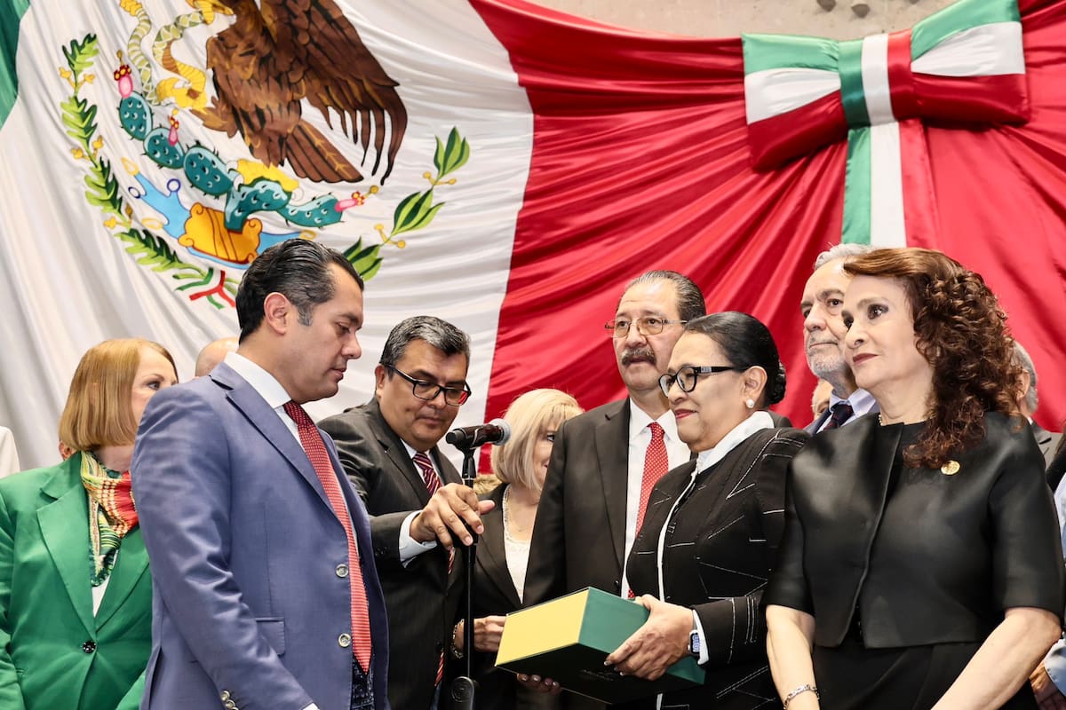 Rosa Icela Rodríguez entrega al Congreso el primer informe de Sheinbaum; pleno del PRI acude vestido de luto por “muerte de la democracia”