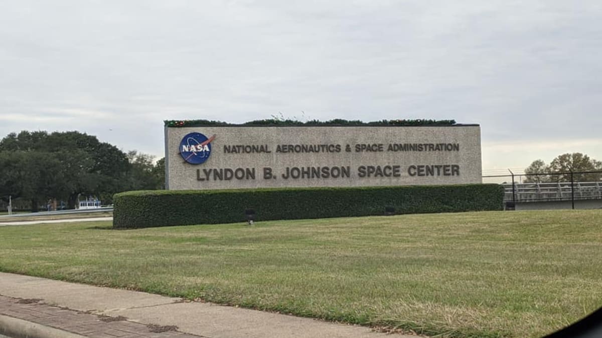 1.
Manuel Retana fue rechazado once veces por la NASA. Hoy, a los 30 años, lidera el equipo que desarrolló el sistema de emergencia contra incendios de la misión Artemis II. /Redes Sociales