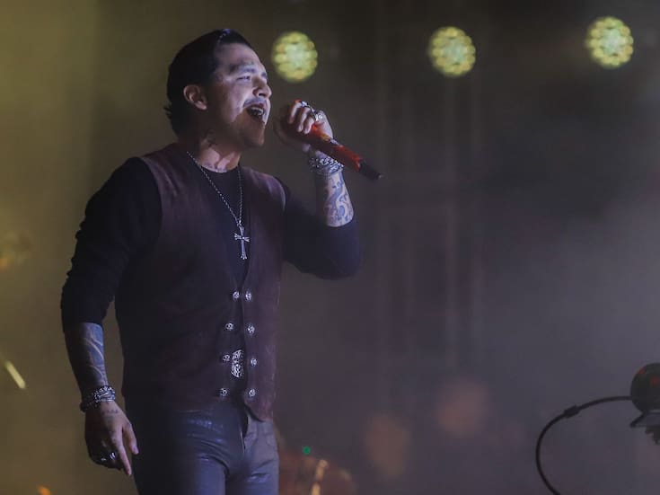 Christian Nodal le cumple al público en Valle de Guadalupe