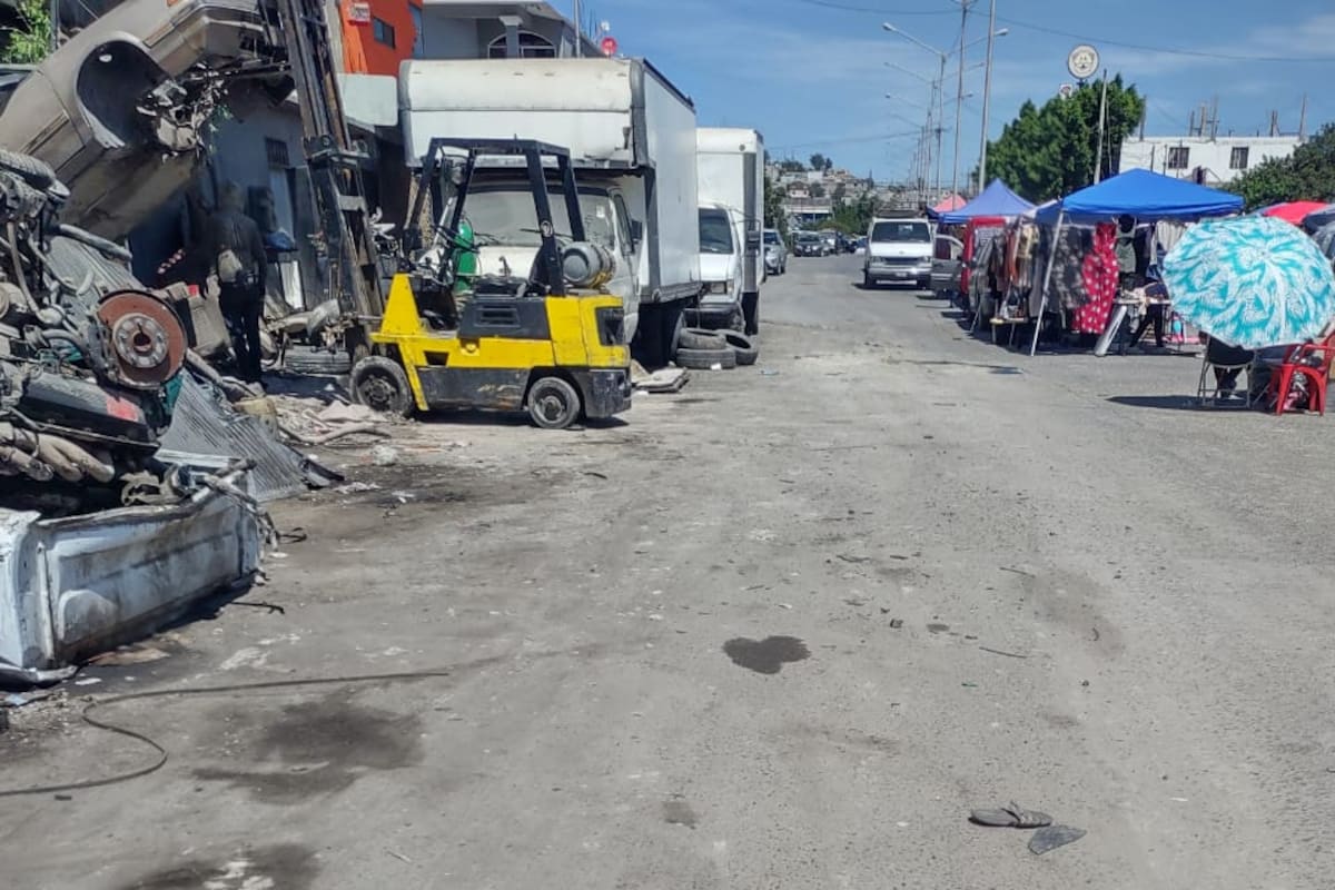 Banquetas están ocupadas por carros en La Morita