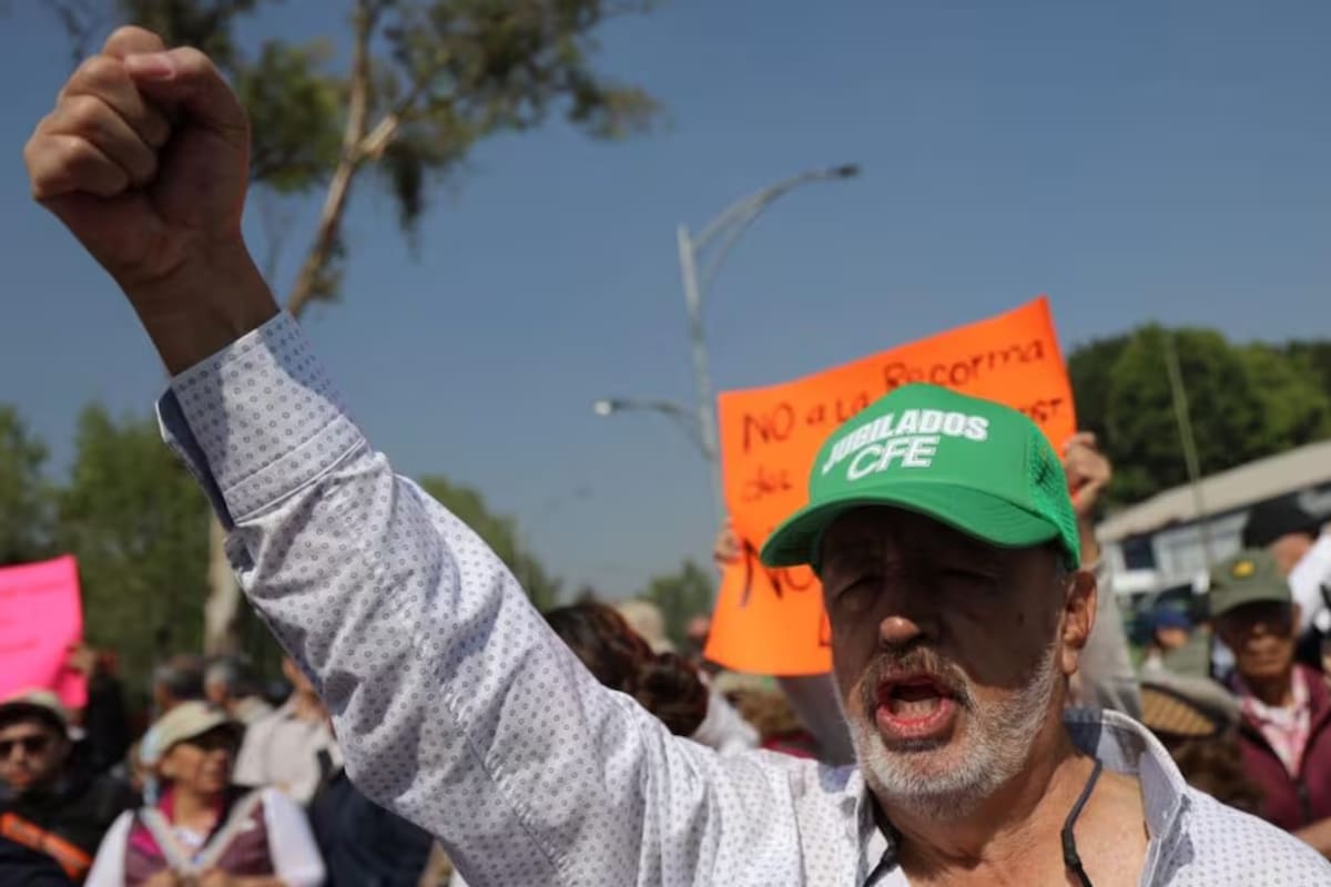“Trabajé 30 años, mi pensión es ganada”: 93 mil jubilados de Pemex, CFE y Banobras enfrentan recortes de hasta 60% por una reforma que el gobierno ya aplicó antes de emitir las leyes que la regulan