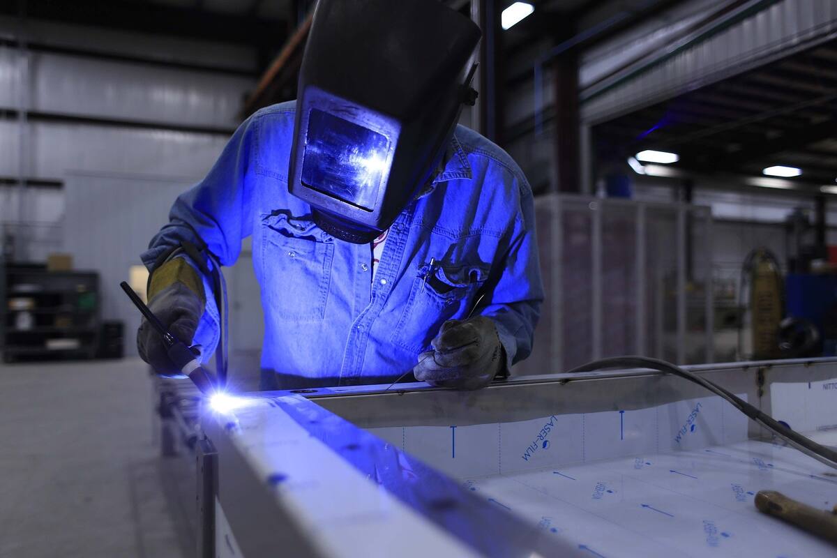 Maquiladoras detienen producción; empleados reciben 60% de su sueldo