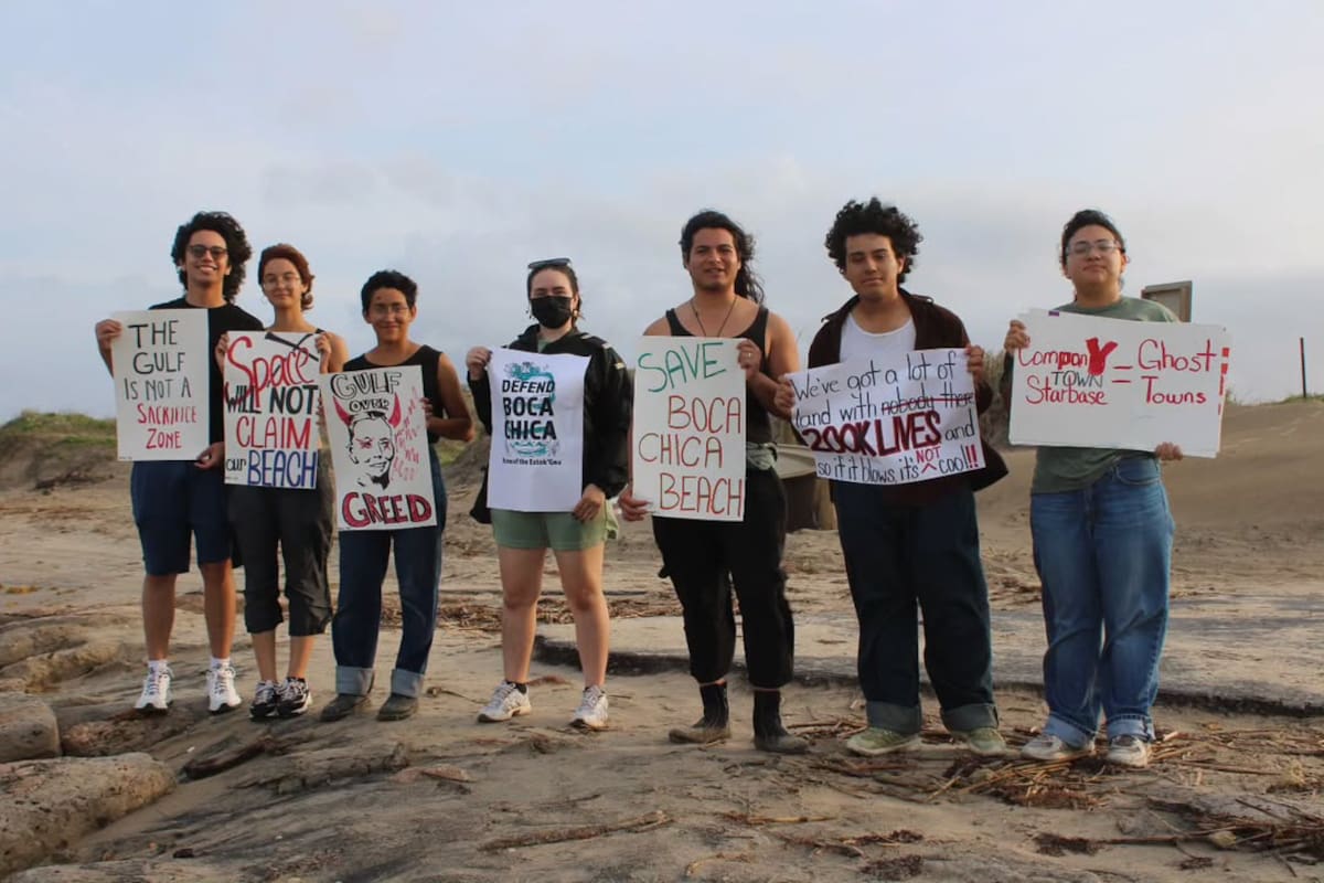 "We must FREE Boca Chica beach from Elon Musk!!", protesta contra SpaceX el 4 de mayo. FOTO: South Texas Environmental Justice Network en Instagram
