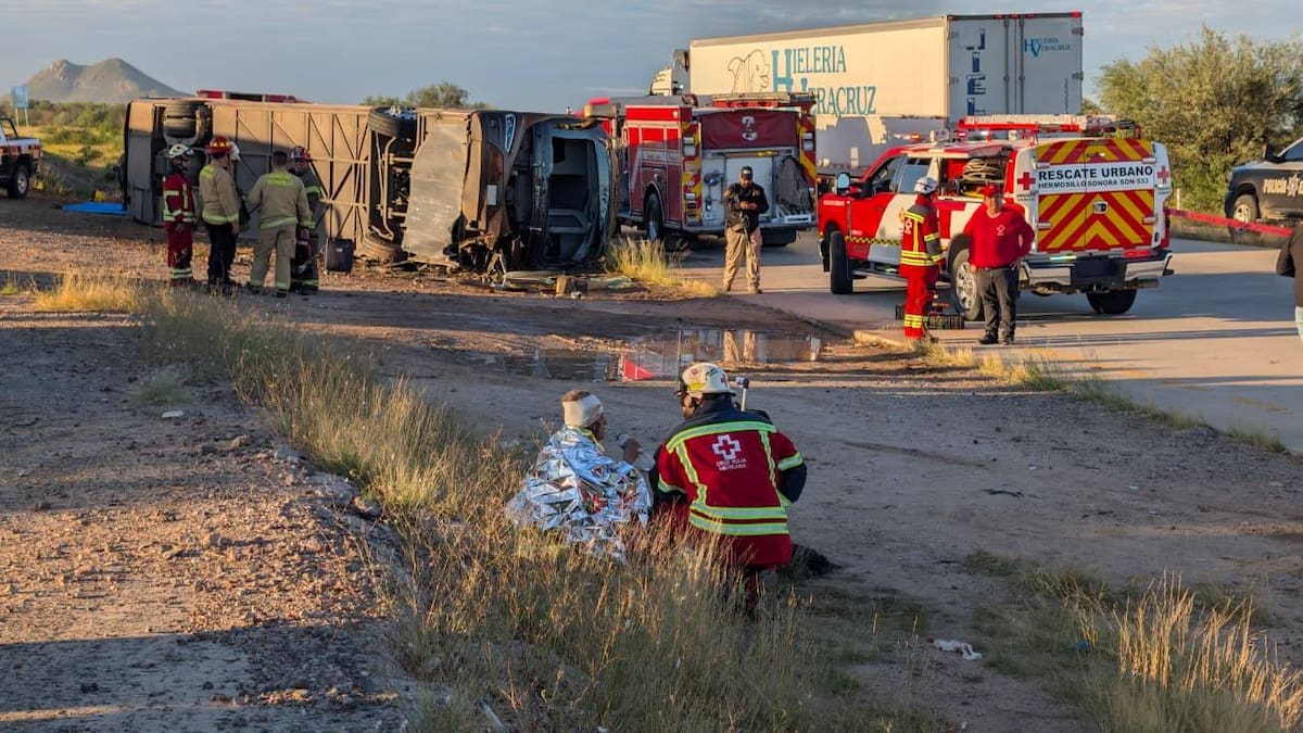 Personal de rescate trabaja en el lugar donde un camión de pasajeros de Tufesa volcó en la carretera federal 15, cerca de Hermosillo. FOTO: JULIÁN ORTEGA