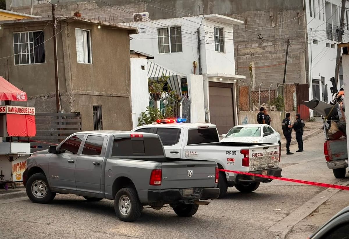 El oficial fue lesionado con un arma punzocortante durante el presunto asalto; uno de los agresores murió en el lugar tras recibir disparos. Foto: Cortesía