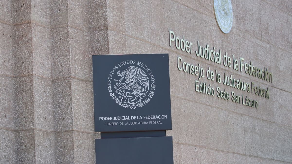 Suspenden a juez federal por presuntamente favorecer a una empresa en el desbloqueo irregular de cuentas bancarias, mientras se investiga su actuación y posibles sanciones