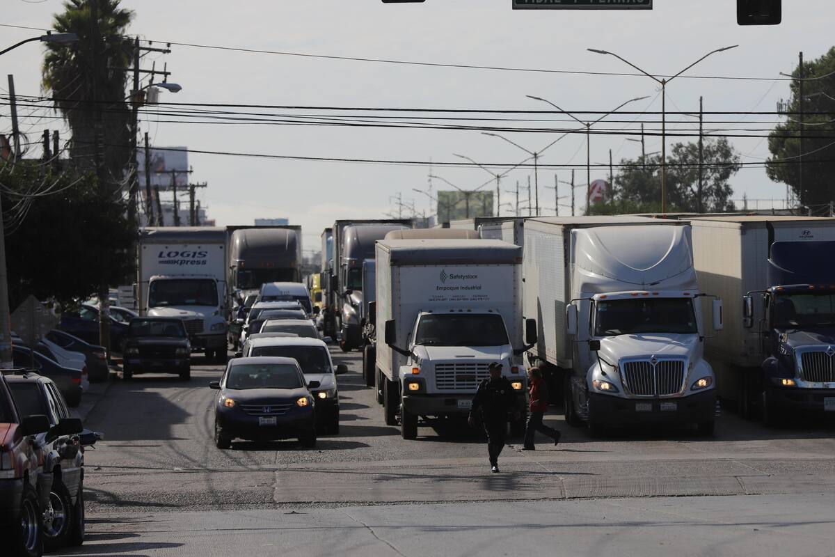 Regresan largas filas de camiones de cruce a EU