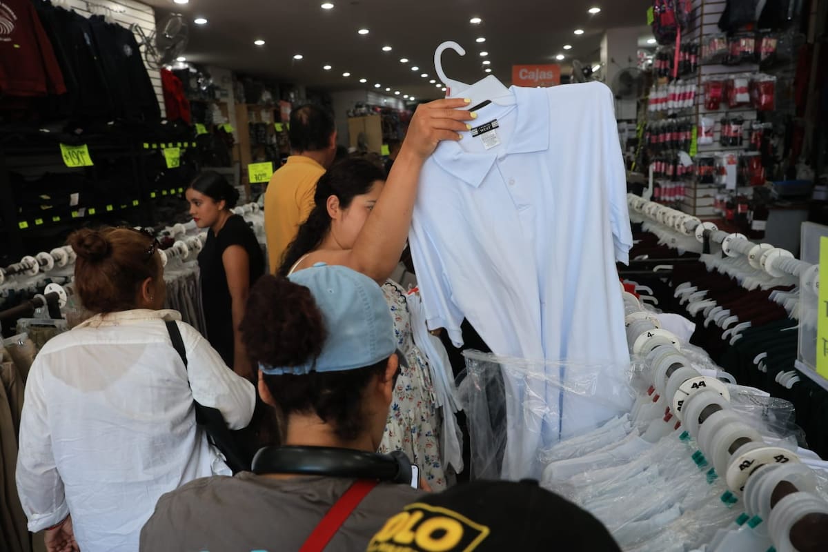 Padres de familia acudieron a papelerías y tiendas de uniformes en Tijuana antes del regreso a clases. Foto: Sergio Ortiz