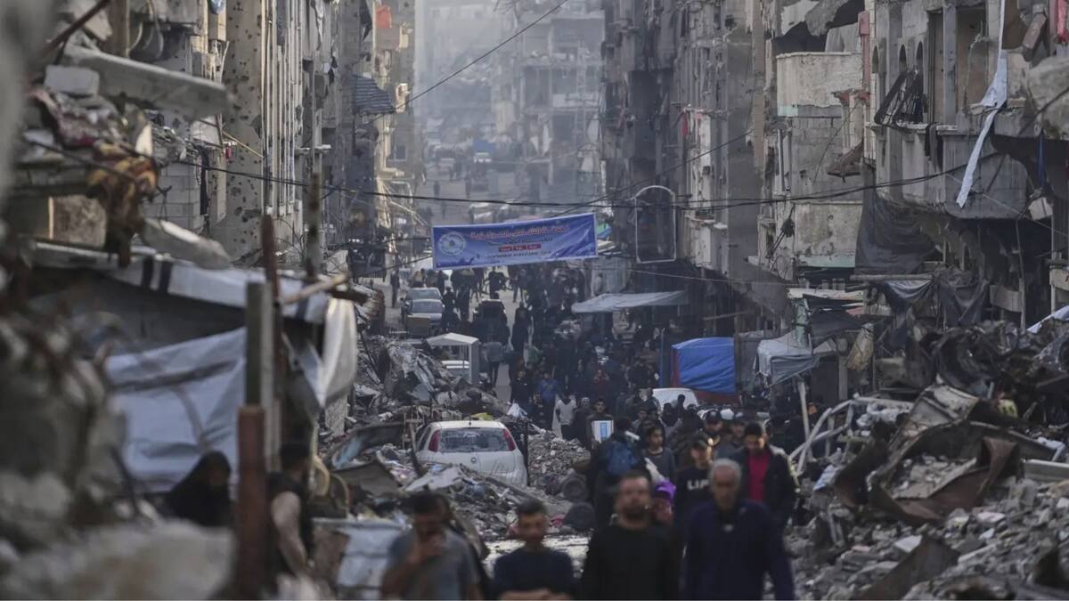 Gazatíes caminan entre los escombros causados por los constantes bombardeos israelíes / AP Noticias