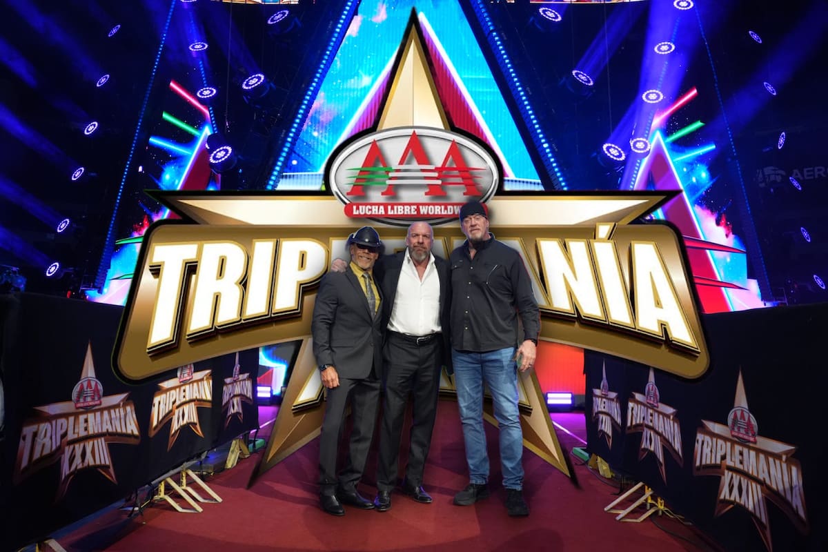 Shawn Michaels, Triple H y The Undertaker posan en el escenario de Triplemanía XXXIII