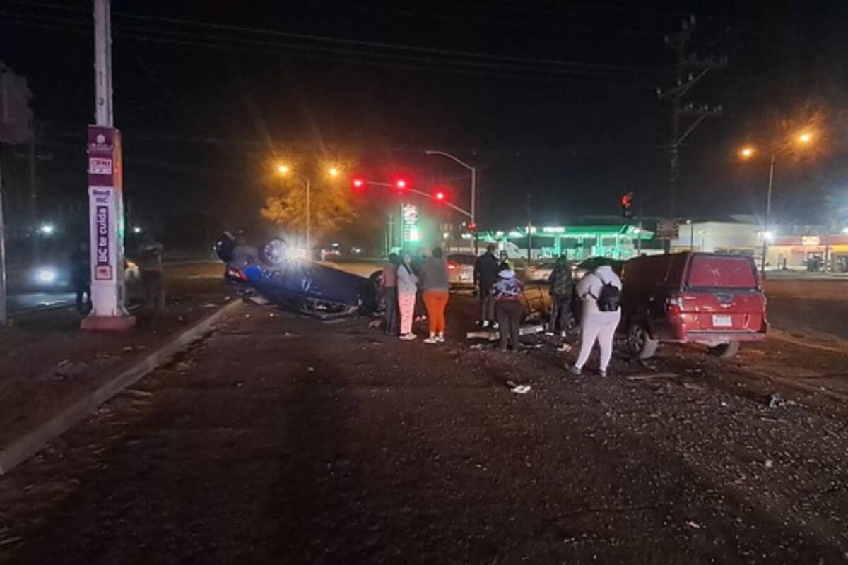 Choque y volcadura en carretera federal 5 deja varios lesionados