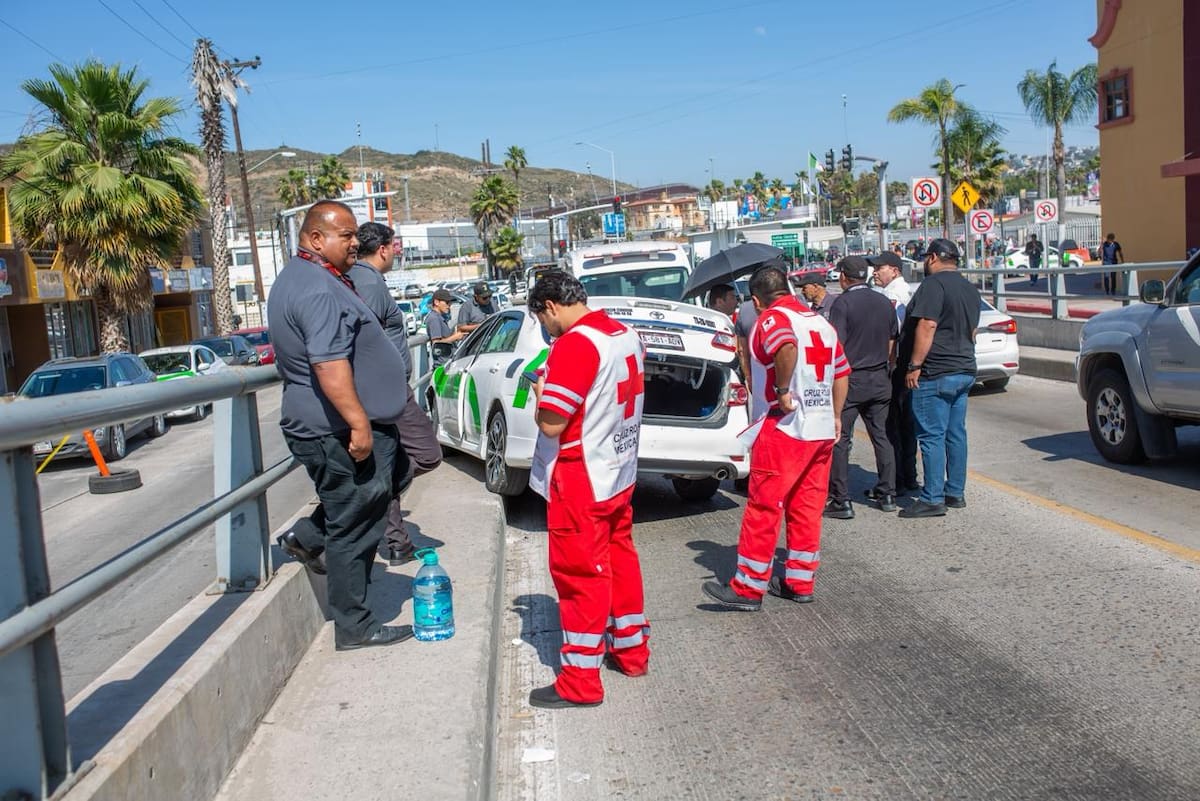 El accidente ocurrió en la salida hacia la línea internacional; el conductor resultó ileso tras impactarse contra el muro de contención. Foto: BorderZoom
