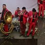 Trompetista de banda sinaloense se vuelve viral en TikTok por tocar la canción de Titanic mientras la fiesta se inundaba en el Edomex, sumando miles de reproducciones | VIDEO