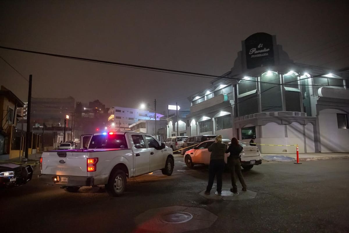 Dos hombres prendieron fuego a vehículos estacionados afuera de la funeraria El Paraíso durante la madrugada. Foto: Border Zoom