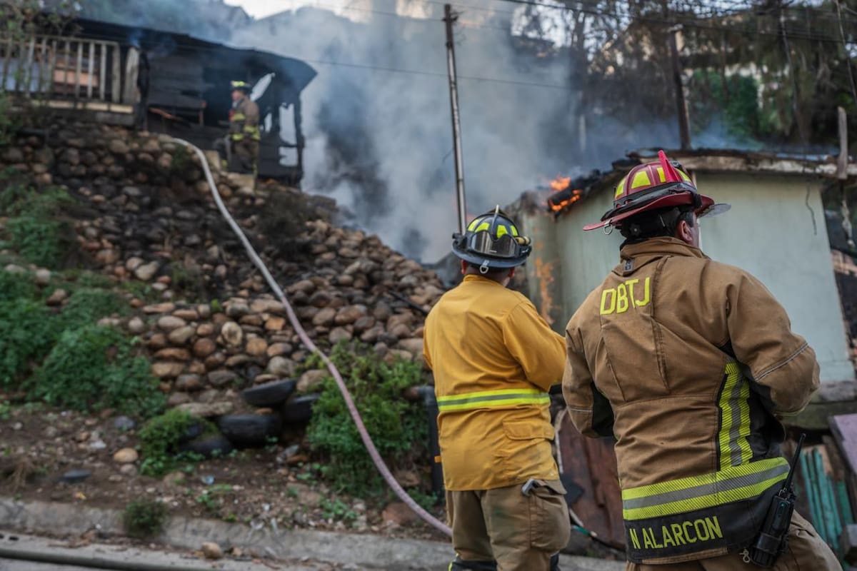 Un incendio registrado la tarde de este viernes provocó la pérdida total de dos viviendas en la colonia Miramar y dejó a un hombre con quemaduras de segundo grado. Foto: Border Zoom