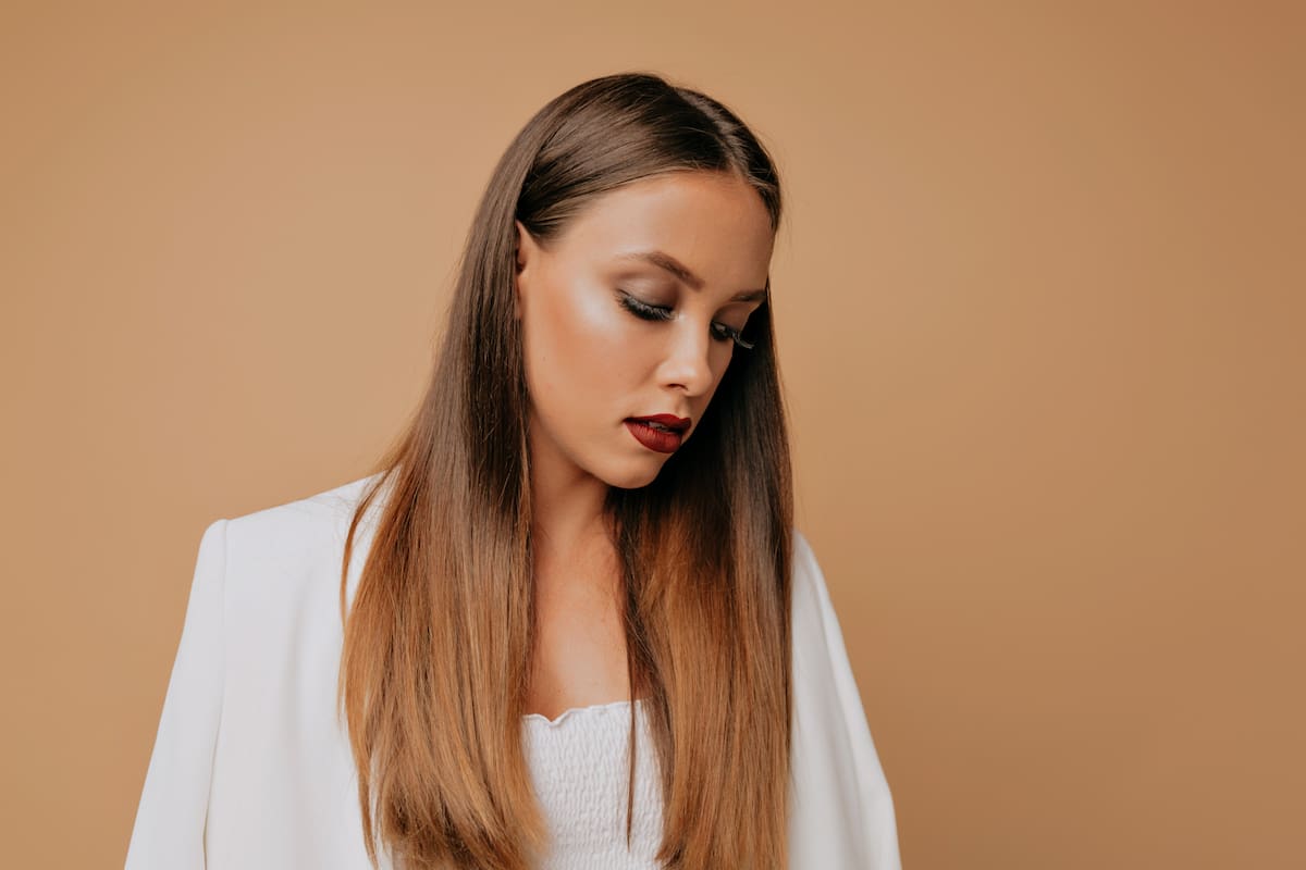 El cabello lacio o planchado es una alternativa recomendada cuando el atuendo o los accesorios tienen mayor protagonismo | Foto: Freepik