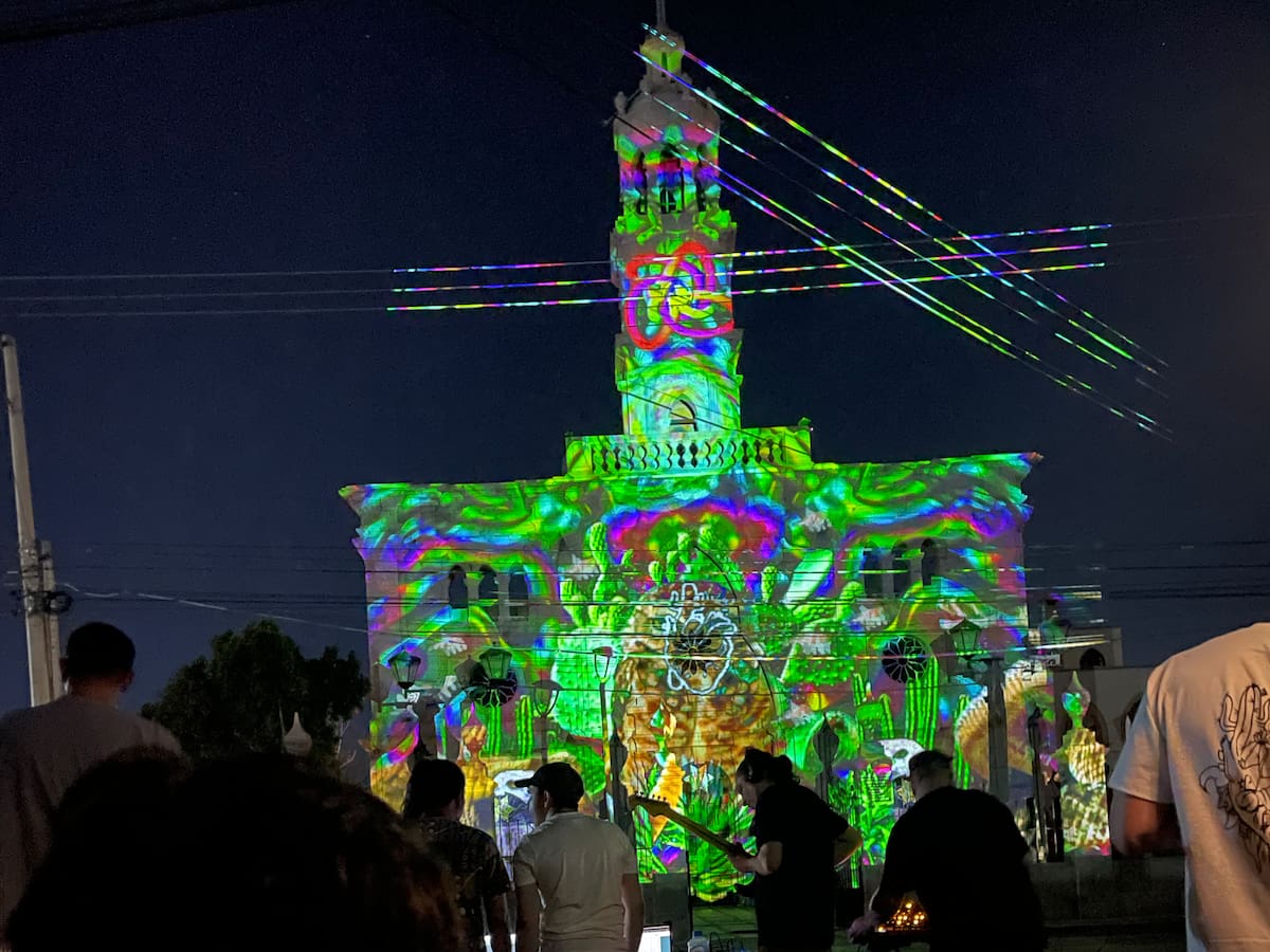 El grafiti digital proyectado en la Capilla del Carmen se realizó en tiempo real durante las Fiestas del Pitic 2025. Foto: Anneth Marín