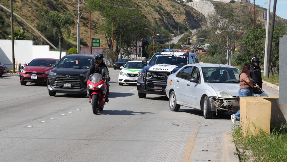 El conductor fue atendido por paramédicos luego de ser embestido por un automóvil; la presunta responsable fue detenida en el lugar. Foto: Carlos Cruz