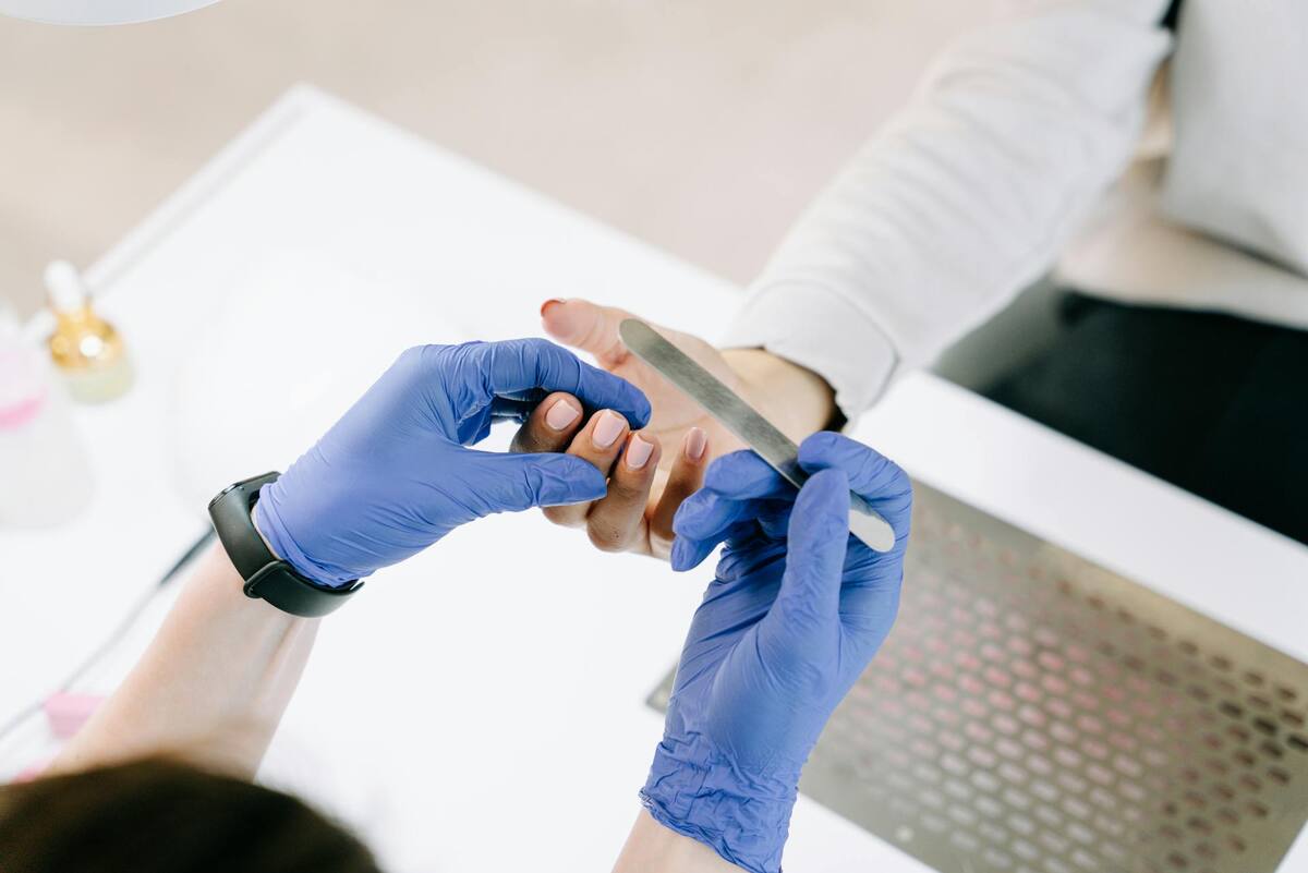 Es esencial que tanto los manicuristas como los clientes sigan prácticas de higiene adecuadas