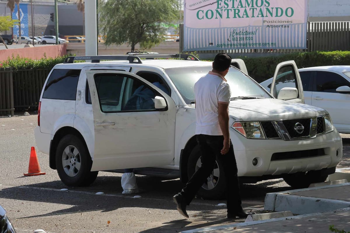 Camioneta Nissan blanca es asegurada por autoridades en estacionamiento del Hotel Lucerna.
