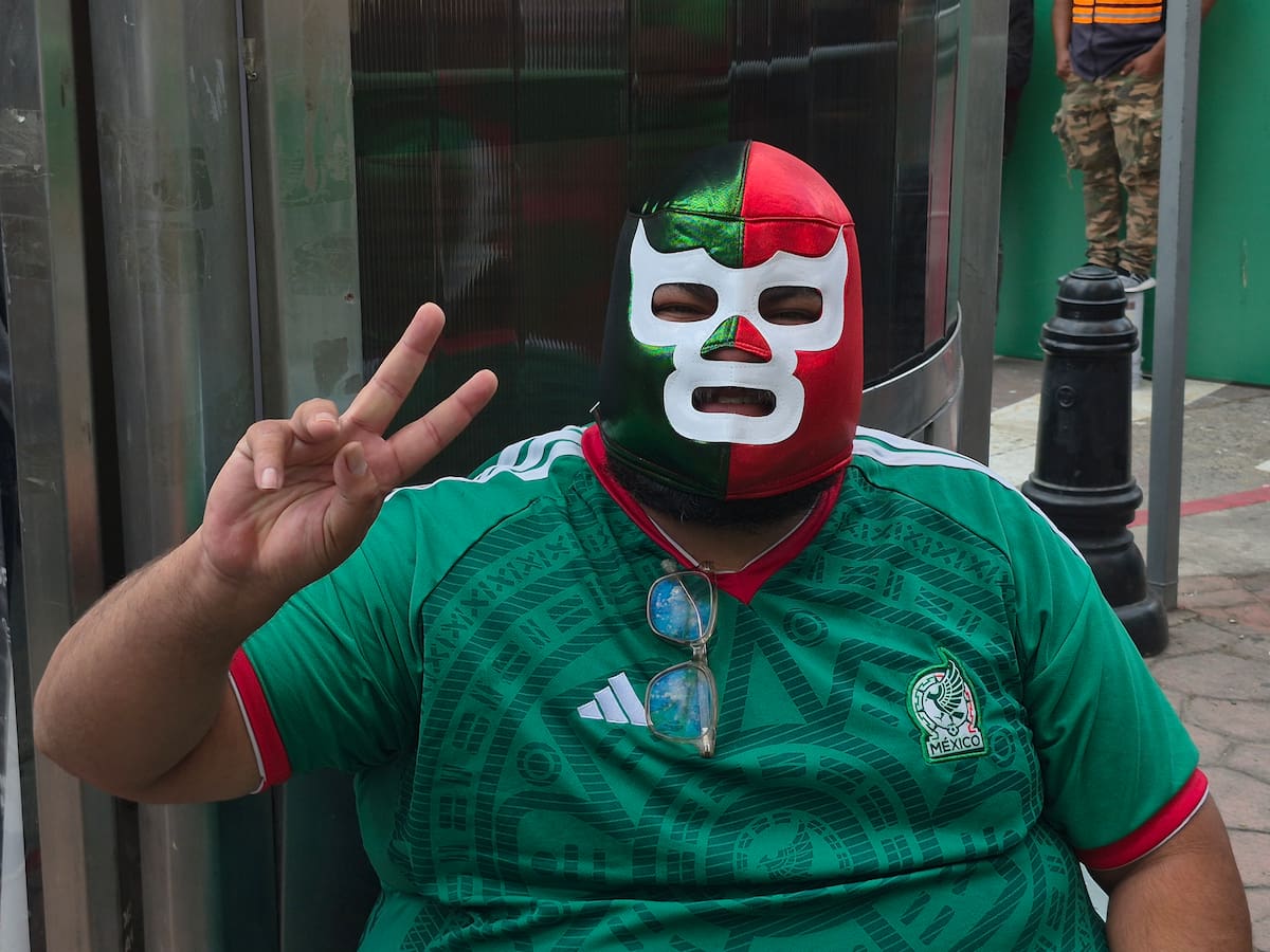 Cientos de personas siguieron el encuentro desde el Baja Fut Fest y tras el silbatazo final, permanecieron en la Zona Centro para festejar el pase de la Selección Mexicana. Foto: Michelle Castillo.