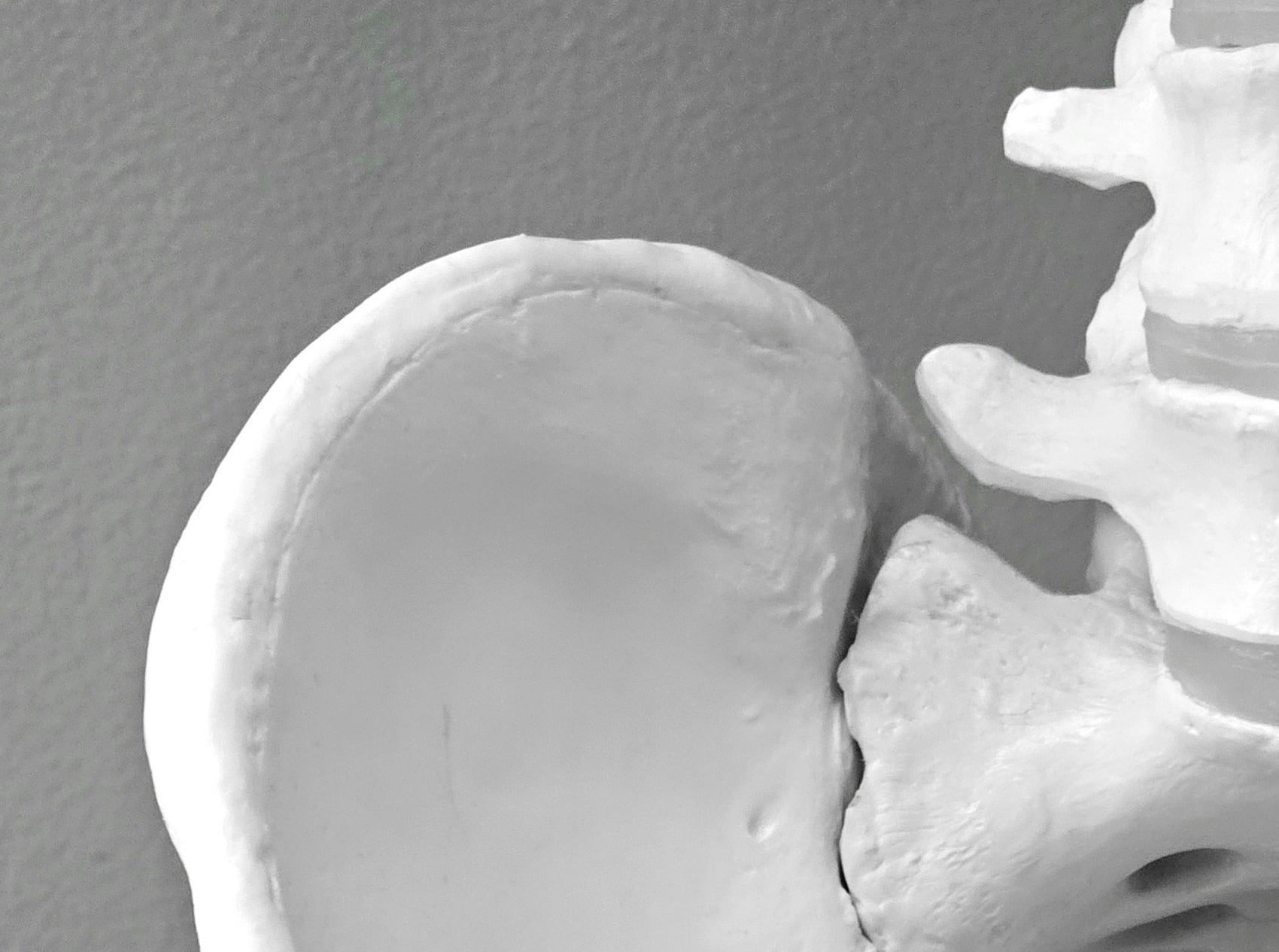 Los dos anillos estaban asociados al llamado esqueleto número 4, según el reporte sobre los trabajos realizados el 2 de julio. Uno de ellos no tiene decoraciones. El segundo presenta una inscripción y pudo haber funcionado como un anillo de sello. Foto: Pexels