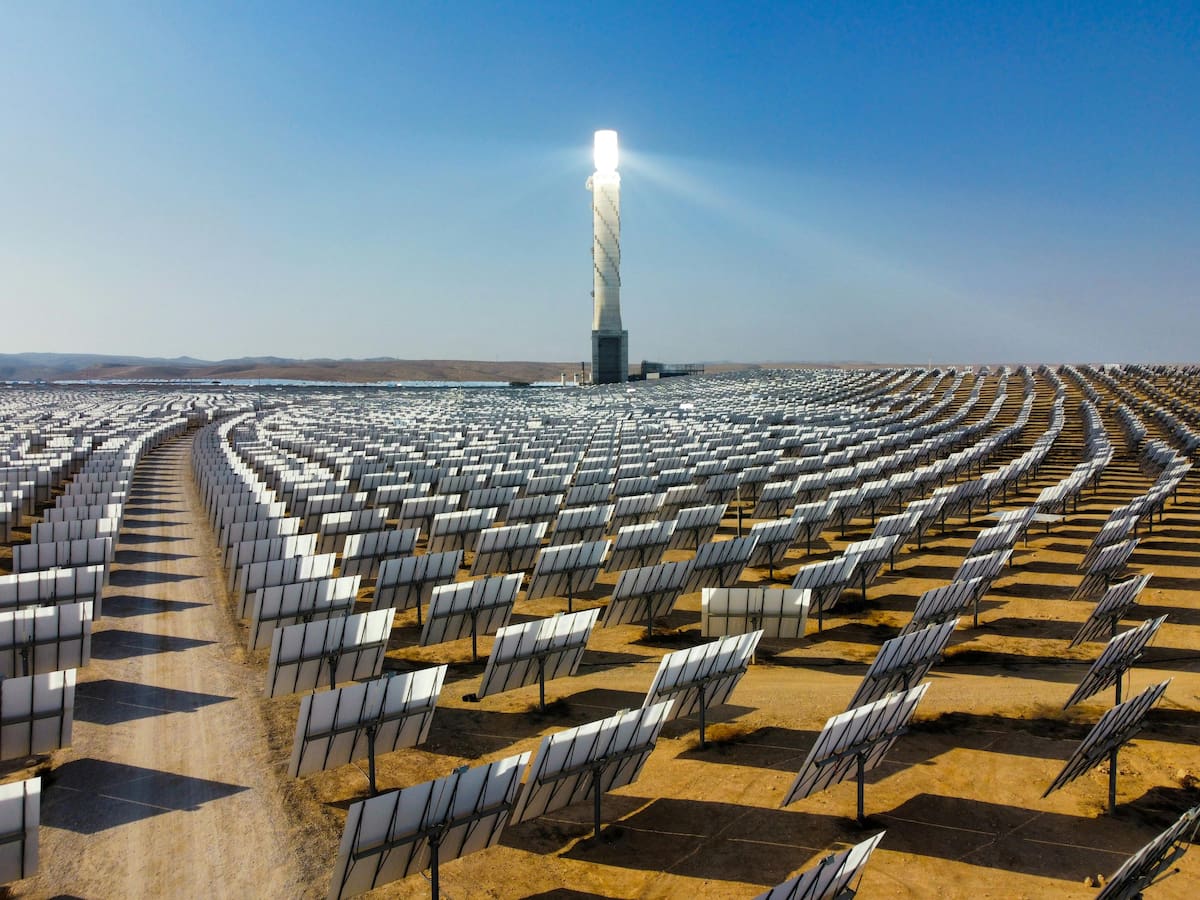 Miles de espejos concentran la luz solar en torres centrales, un sistema que elevó los costos y complicó la operación diaria de la planta. Foto: Pexels