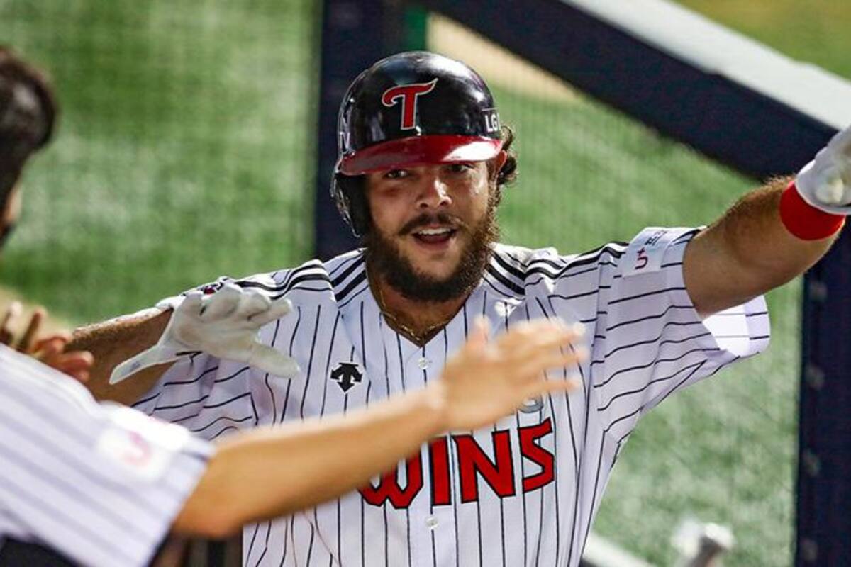 Roberto Ramos batea su tercer jonrón de la temporada en Corea