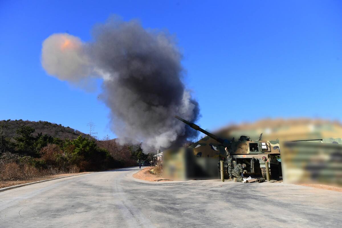 El ejército surcoreano respondió ayer viernes con maniobras con fuego real a los ensayos de artillería realizados poco antes por Corea del Norte en el Mar Amarillo que llevaron a Seúl a ordenar la evacuación de dos de sus islas fronterizas. EFE/ Ministerio De Defensa De La República De Corea SOLO USO EDITORIAL/SOLO DISPONIBLE PARA ILUSTRAR LA NOTICIA QUE ACOMPAÑA (CRÉDITO OBLIGATORIO)