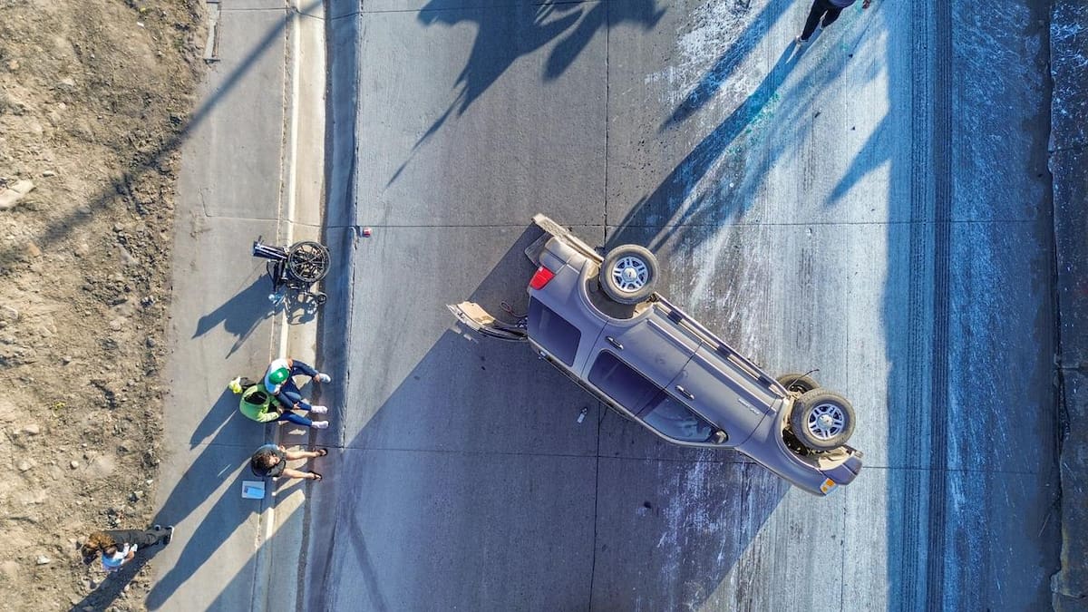 Tres personas viajaban en la camioneta, ninguna resultó lesionada de gravedad. Foto: Border Zoom