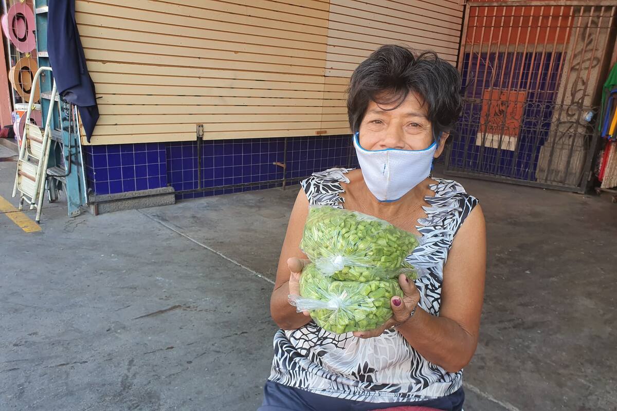 Como cualquier otro día normal, Sandra Luz, pasará el del abuelo trabajando