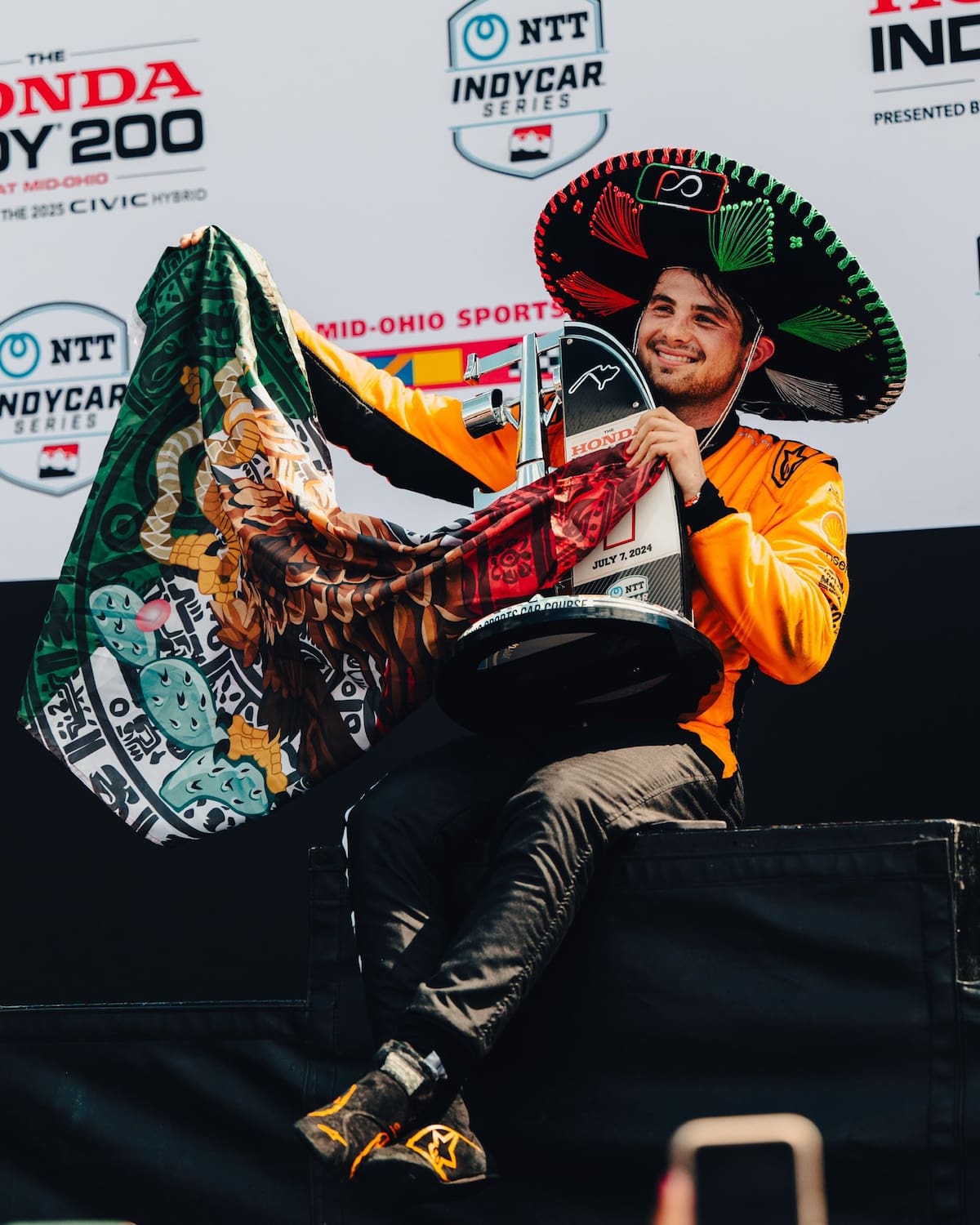 Patricio O'Ward, orgullosamente mexicano, muestra uno de los trofeos ganados en 2024. (Foto: Archivo GH)