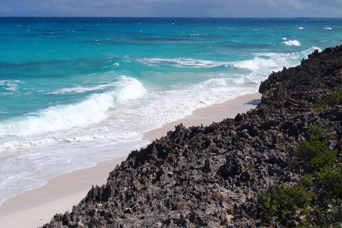 Encuentran en Bahamas misteriosa bola de metal cubierta con un texto en ruso