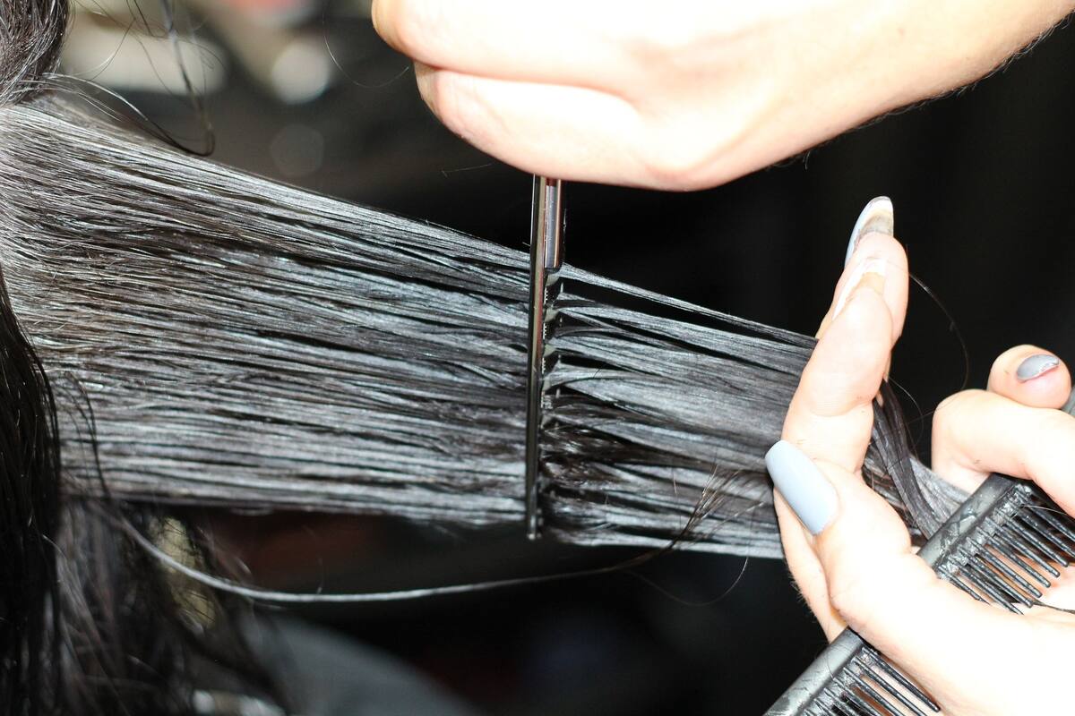 Demanda a estética por mal corte de cabello; tendrán que pagarle más de 5 mdp