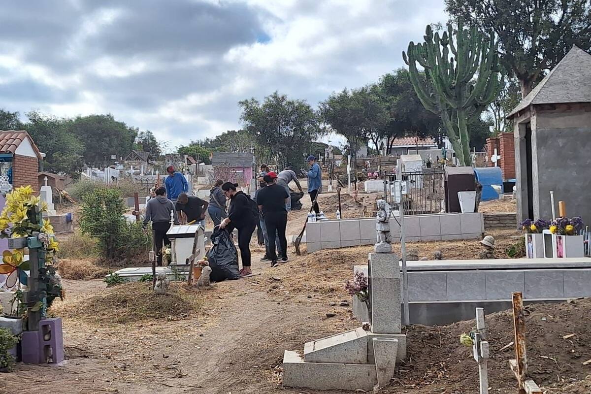 Realizan jornada de limpieza en panteón de Rosarito