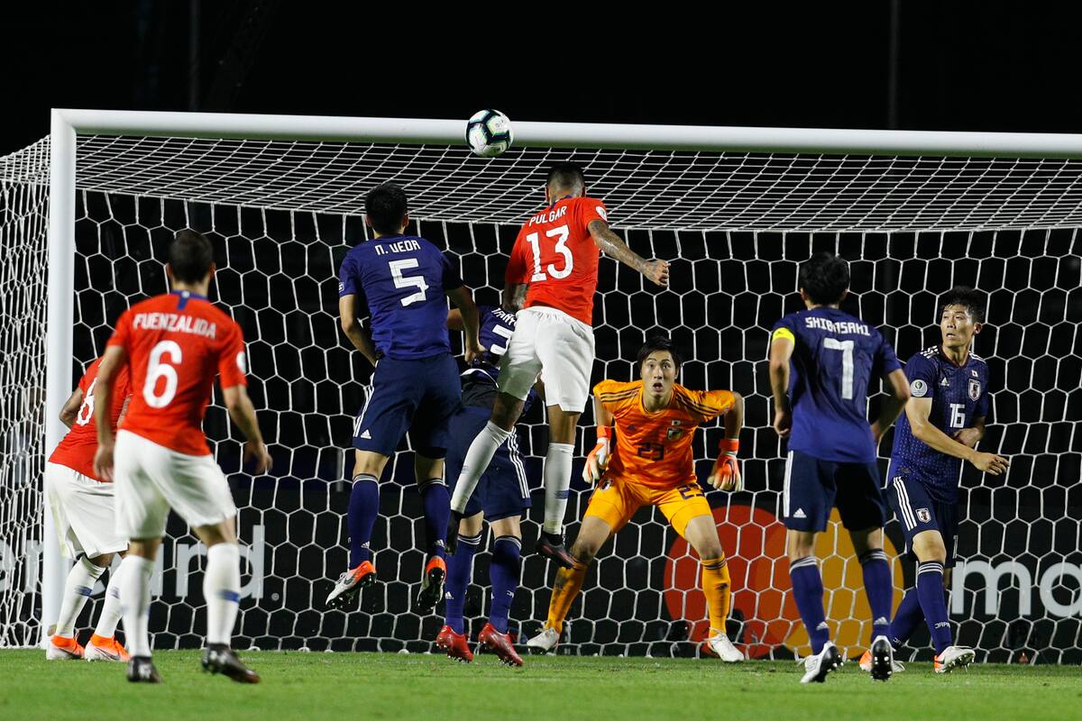 Bicampeón Chile saca las garras y golea 4-0 a Japón