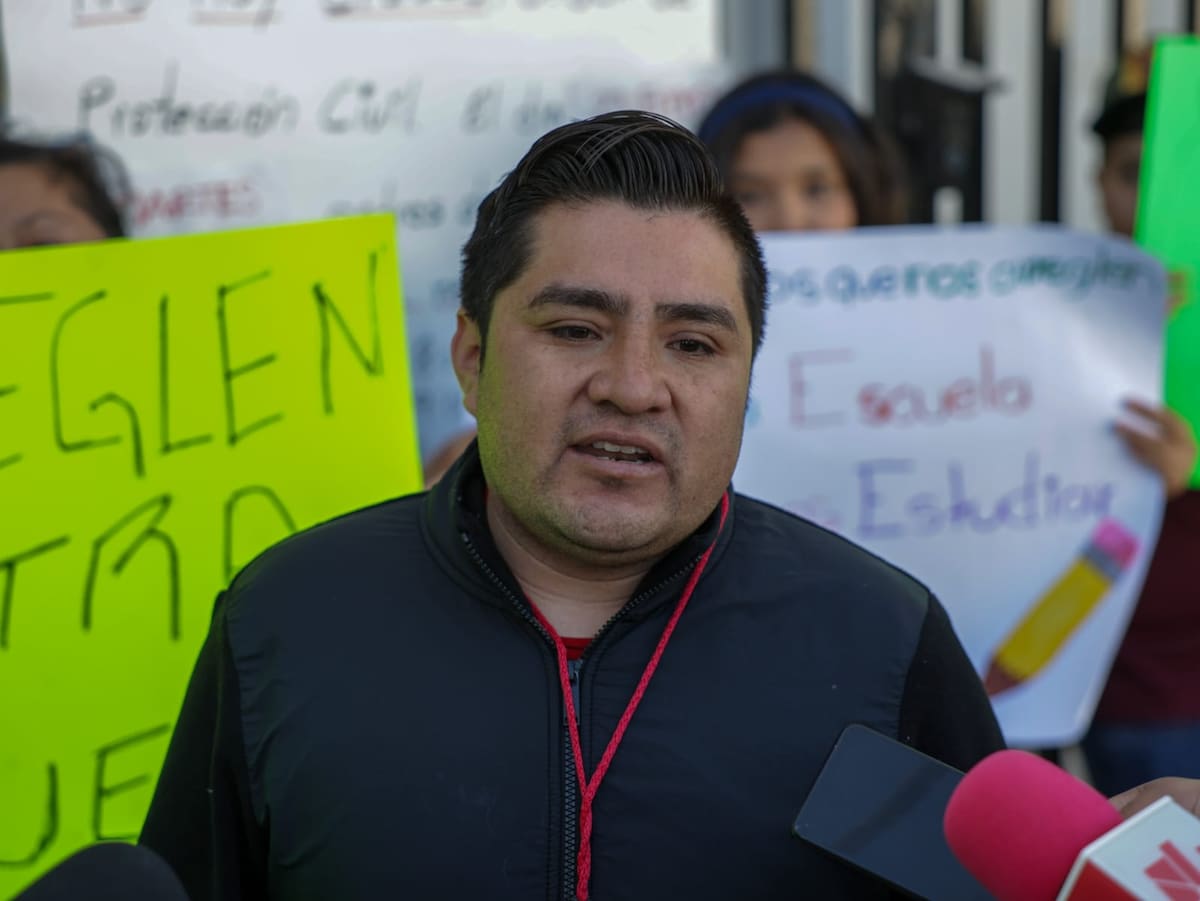 Padres de familia manifiestan la falta de información clara sobre el avance de las reparaciones y una fecha definida para el regreso a clases. Foto: Javier Gallegos