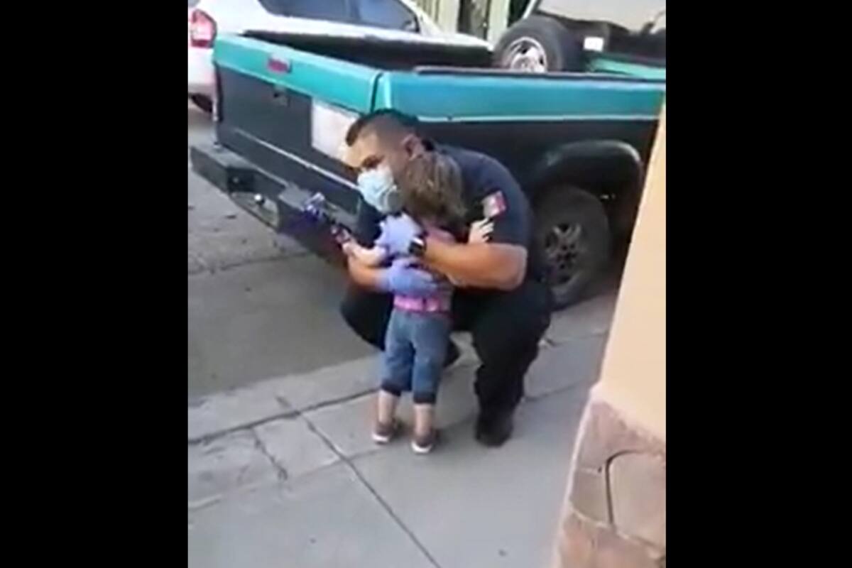 Video viral: Niña lloró más de una hora porque quería abrazar un policía; agente le cumple el deseo