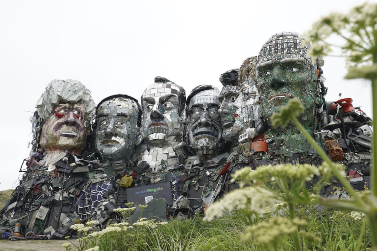 Crean una escultura hecha de residuos electrónicos