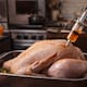 Para qué sirve inyectar el pavo antes de cocinarlo en Navidad y cómo hacerlo paso a paso para que quede jugoso