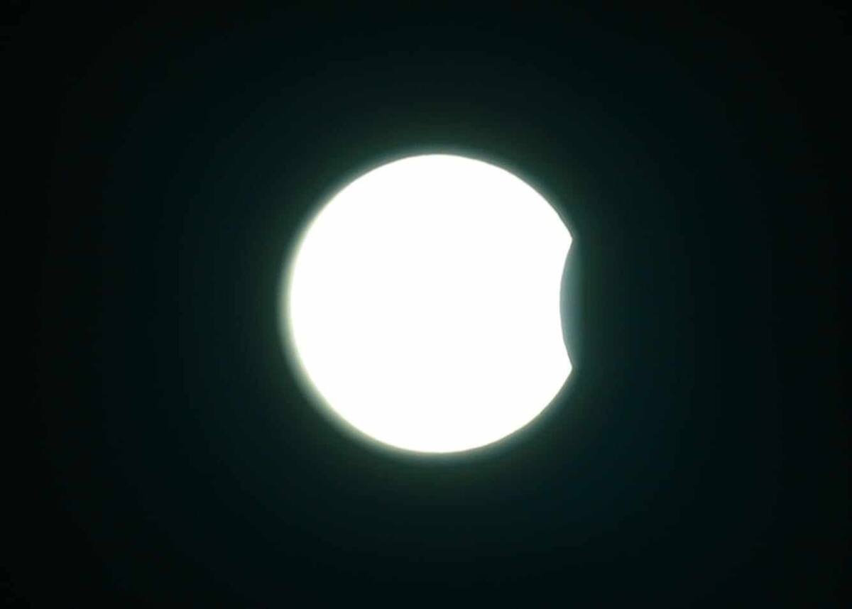 10:00 a.m. Inicia Eclipse de Sol captado con cámara Canon y lente 300 mm desde la plaza del estudiante de la Universidad de Sonora / Julián Ortega.