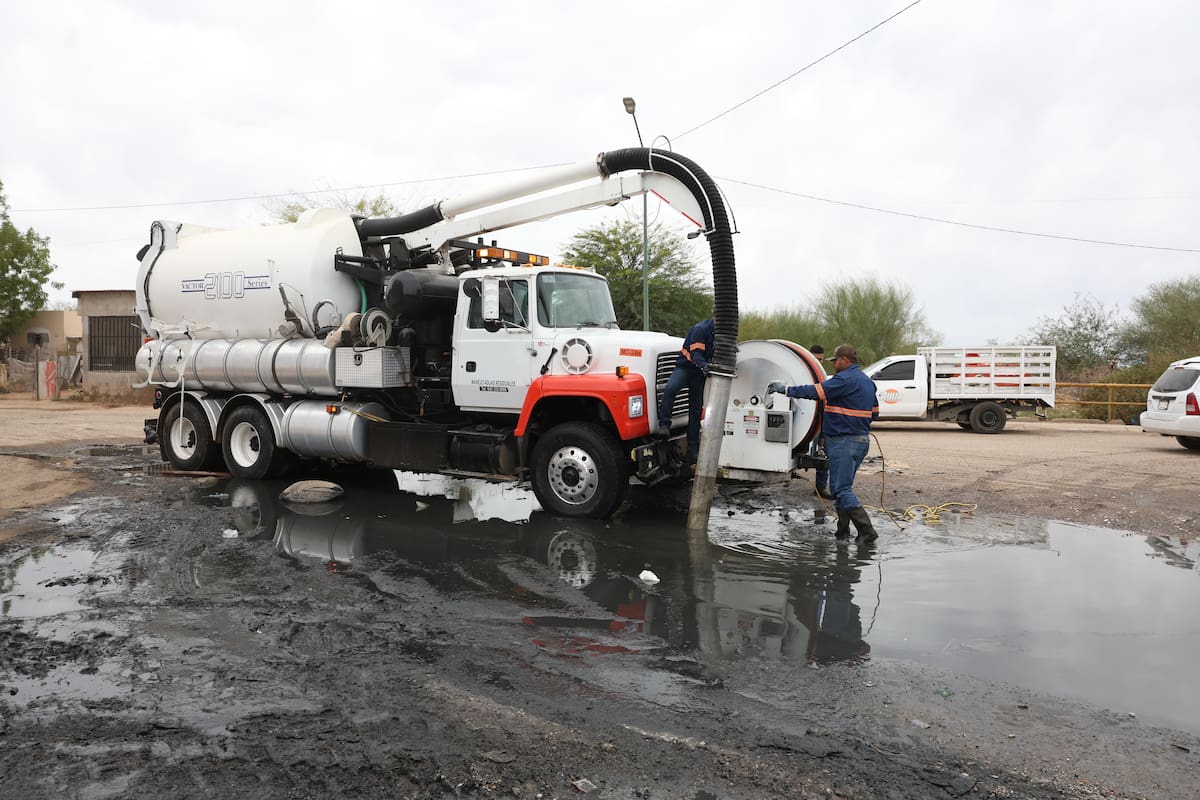Hermosillo: Retiran basura de la colonia La Cholla con maquinaria