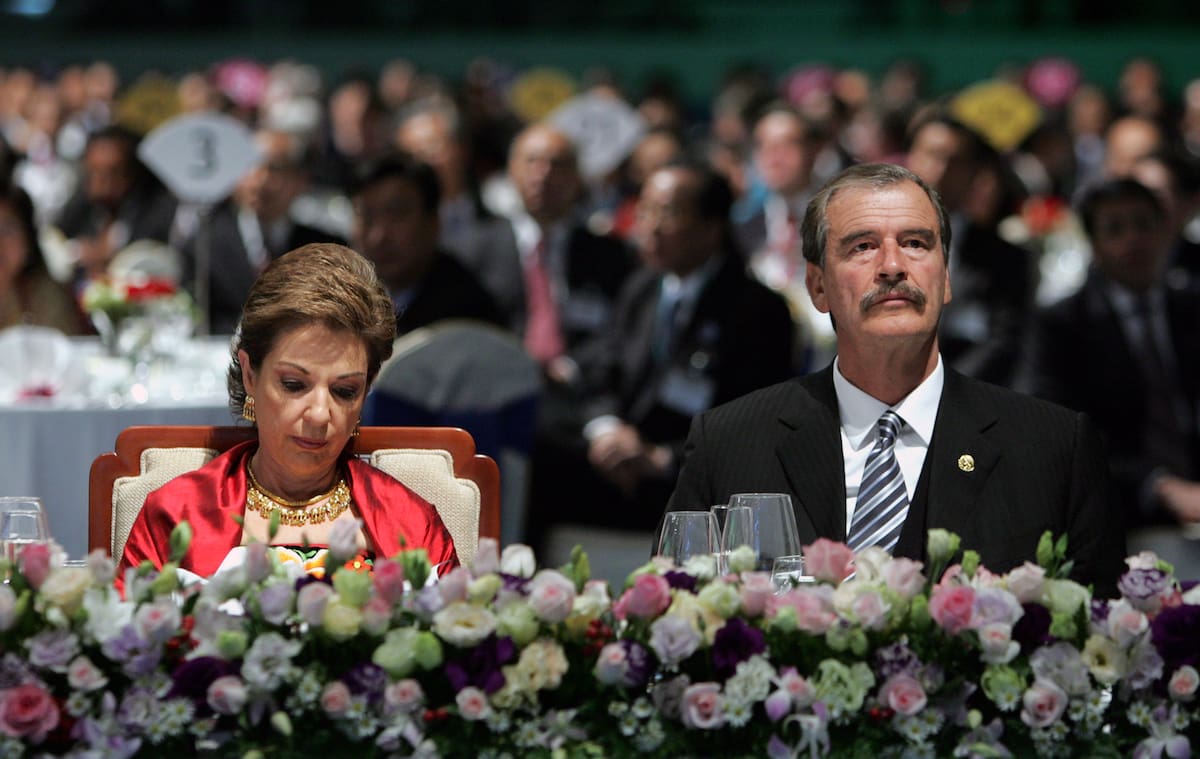 Mexican President Vicente Fox and his wife Martha Sahagun attend a gala dinner and cultural performance at the Asia-Pacific Economic Cooperation (APEC) summit in Busan, South Korea, Friday, Nov. 18, 2005. (AP Photo/Yonhap, Seong Yeonjae) ** KOREA OUT **