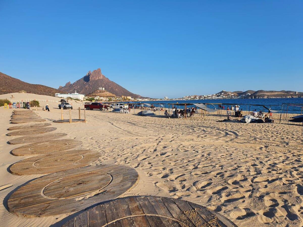 Ayer por la tarde, bañistas acudieron a la playa Los Algodones, en San Carlos tras su reapertura.