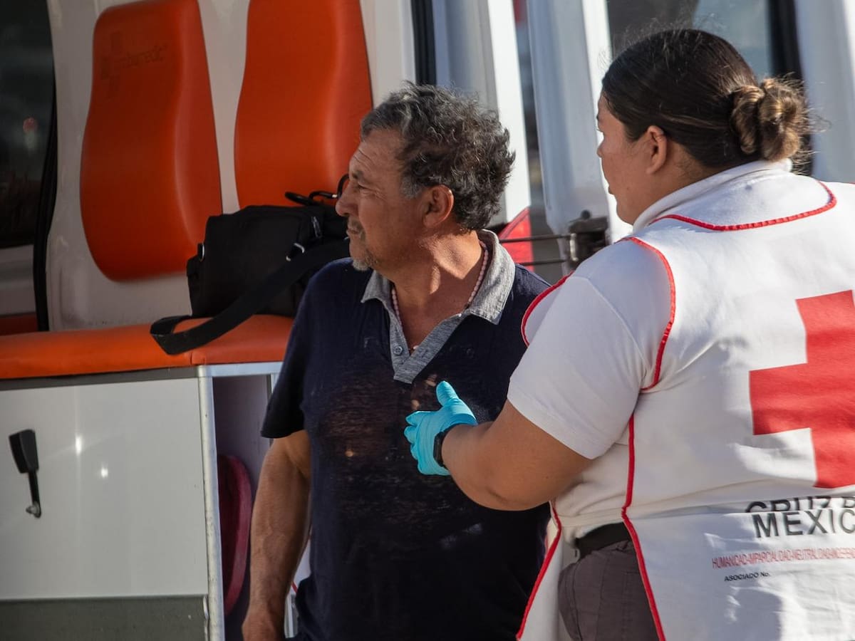 El hombre fue trasladado a un hospital tras sufrir una lesión en el hombro luego del accidente. Foto: Border Zoom