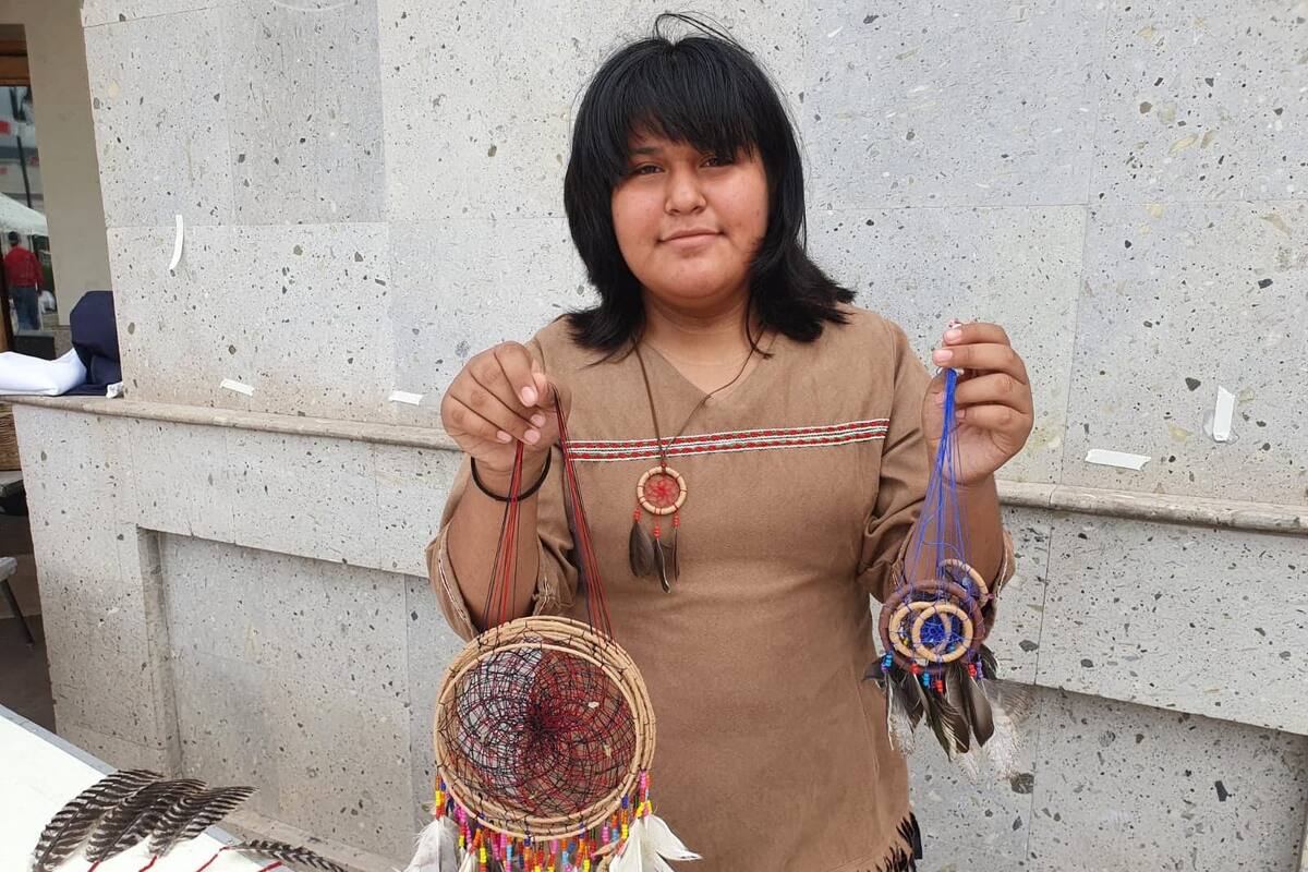 ¡Date la vuelta! Artesanos de etnias sonorenses realizan bazar en Plaza Bicentenario