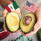 Productores de Estados Unidos buscan frenar la entrada del aguacate mexicano y pidieron incluir en el T-MEC nuevas barreras como aranceles, controles sanitarios más estrictos e incluso el cierre total de la frontera